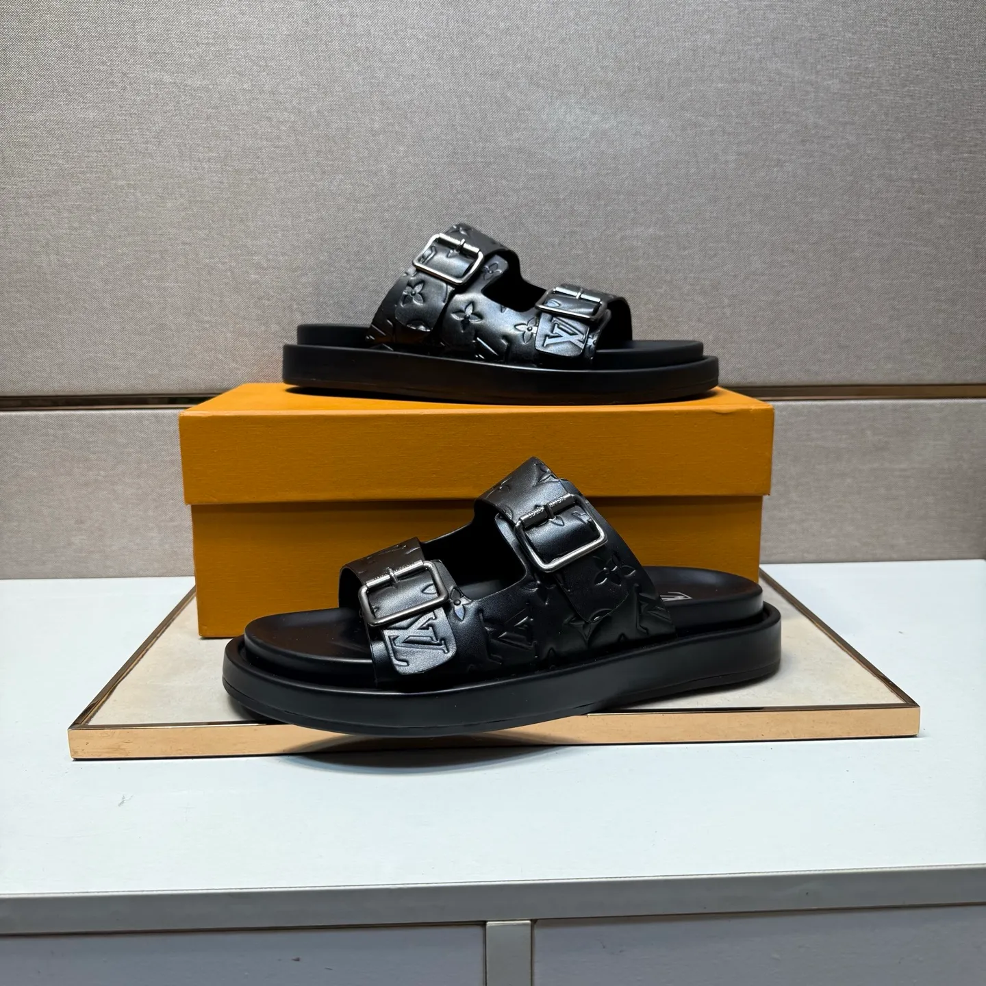 ⬛️Men's shoes 💰p400 [LV～] Men's casual slippers 2025z cabinet sales simultaneously 🔶Size: 39-44#️⃣ 🔷2 colors🔜The upper is made of cowhide stitching➕Genuine leather lining, comfortable and breathable, sole: original comfortable and wear-resistant outsole, ⚠️Real 📱Photographed🎬The real thing is better📢📢📢
